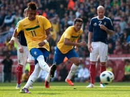 El juvenil delantero Neymar durante un penalti. EFE  /