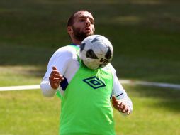 El delantero argentino de Cruz Azul, Emanuel Villa, controla el esférico con el pecho. MEXSPORT  /