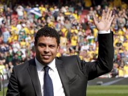 El ex delantero de la Selección brasileña se llevó una gran ovación en el estadio del Arsenal. EFE  /