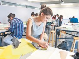 En los talleres, los alumnos imprimen su personalidad en los diseños. A.CAMACHO  /
