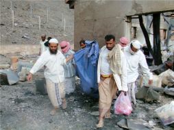 Personas llevan los restos de una persona muerta en la explosión de Abyan, Yemen. REUTERS  /