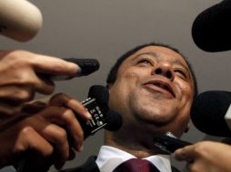 El ministro Brasileño de Deporte, Orlando Silva, habla con los periodistas después de las declaraciones de Blatter. REUTERS  /