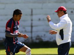 El mediocampista rojiblanco, Marco Fabián, escucha a su entrenador, José Luis Real. MEXSPORT  /