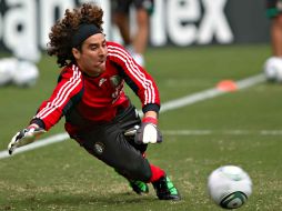 • El guardameta Guillermo Ochoa se estira para tratar de tapar el esférico. MEXSPORT  /