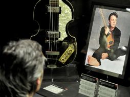 Un visitante mira una guitarra que pertenece al ex líder de The Beatles Paul McCartney en el Museo del Rock de Barcelona. AFP  /