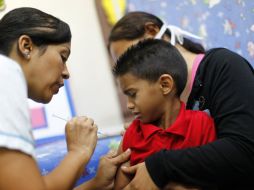 Un niño es vacunado contra en AH1N1 en un centro de salud venezolano. REUTERS  /