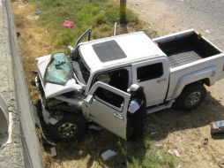 El vehículo en que viajaban las víctimas quedó destrozado debido a que se estrelló en un muro de contención. O. RUVALCABA  /