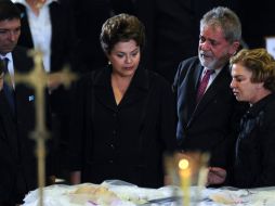 El ex presidente Lula da Silva y la jefa de Estado, Dilma Rousseff observan el cuerpo del exvicepresidente de ese país. EFE  /
