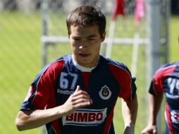 Érick Torres corre durante la práctica de Chivas. MEXSPORT  /