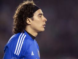 El portero Guillermo Ochoa abandona la cancha del Estadio Qualcomm. MEXSPORT  /