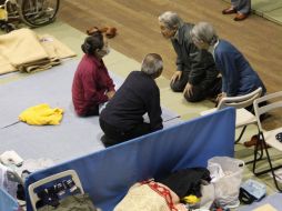 El emperador japonés Akihito y su esposa Michiko visitan un refugio de víctimas del tsunami. AP  /