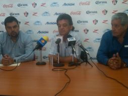 Carlos Martín del Campo (c) dio a conocer el acuerdo con los jugadores del equipo. G. LÓPEZ  /