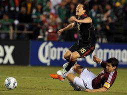 Andrés Guardado recibió varias faltas en el juego ante Venezuela, pero se reporto en buenas condicones en La Coruña. AFP  /