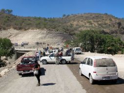 El lunes, habitantes de las poblaciones afectadas por la Presa El Zapotillo entraron a donde se edifica la cortina. ESPECIAL  /