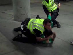 El aficionado sometido por el policía se llama David Rangel y es residente de Southcrest. ESPECIAL tomado del video en YouTube  /