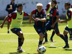 Adolfo Bautista (centro) disputa un balón en el entrenamiento de Chivas. MEXSPORT  /