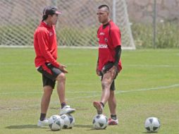 El técnico rojinegro Benjamín Galindo platica con el volante Édgar Pacheco. S. NÚÑEZ  /
