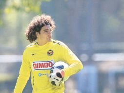 El portero Guillermo Ochoa todavía no tiene fecha para regresar a las canchas. MEXSPORT  /
