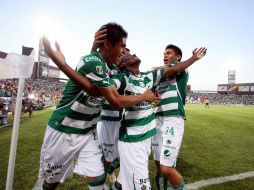 Darwin Quintero (c.) es felicitado por sus compañeros, luego de abrir el marcador al primer minuto de juego. MEXSPORT  /