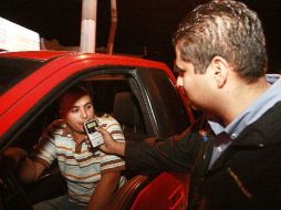 Uso de alcoholímetro en un operativo para detectar automovilistas ebrios. E. PACHECO  /