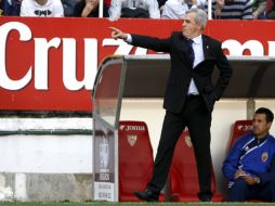 El estratega mexicano, Javier Aguirre, da instrucciones a su equipo durante el juego contra Sevilla. MEXSPORT  /