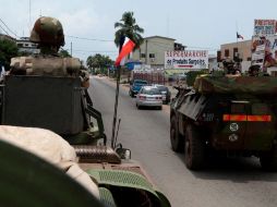 La tregua relativa de la lucha permitió a los residentes aventurarse en busca de alimentos y agua mientras otros iban a rezar. EFE  /