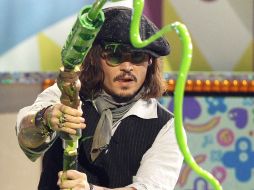 Johnny Depp “mojó” a la audiencia con un líquido verde durante la celebración de los premios Kids Choice Awards.REUTERS  /