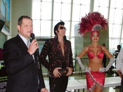 Enrique Beltranena (izquierda), da la bienvenida a los primeros pasajeros del vuelo directo a Las Vegas. J VAZGARCI  /