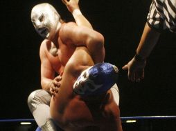 El Hijo del Santo le aplica una llave a Blue Demon Jr. en la pelea que se llevó a cabo en el Auditorio Benito Juárez. M. FREYRÍA  /