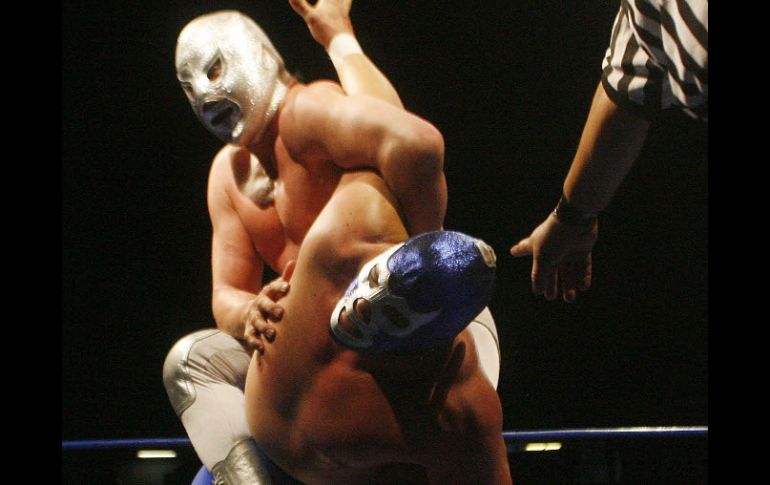 El Hijo del Santo le aplica una llave a Blue Demon Jr. en la pelea que se llevó a cabo en el Auditorio Benito Juárez. M. FREYRÍA  /
