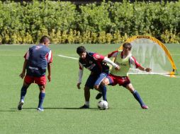 Érick Torres (derecha) disputa el balón en entrenamiento de Chivas. A. CAMACHO  /