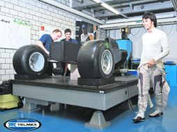 En una sesión pasada de trabajo con su equipo Sauber, Sergio Pérez revisa las llantas de su monoplaza C30. ESPECIAL  /