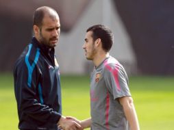 Joseph Guardiola (izq) dirige la práctica del Barcelona con quien acaba de ampliar su contrato hasta el próximo año. EFE  /