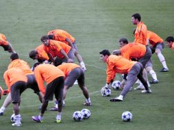 El entrenador del Shakhtar Donetsk, Mirceau Lucescu, dirige el entrenamiento de la plantilla del equipo ucraniano en el Camp Nou. EFE  /