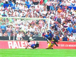 Gaby García le anotó de “palomita” a Oswaldo Sánchez, en el 5-0 del Invierno 96. ARCHIVO  /