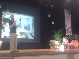 Álvaro Díaz (izquierda), uno de los creadores de 31 Minutos, durante su conferencia de esta mañana en el ITESO. I GONZÁLEZ  /