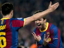 El defensa, Gerard Piqué (d) celebra con su compañero, Xavier Hernández el gol que ha marcado ante el Shakhtar Donetsk. EFE  /