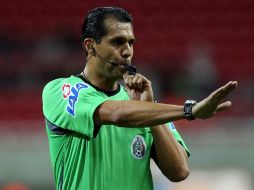 El árbitro mexicano, Erim Ramírez, durante juego de la semana 3 del Clausura 2011. MEXSPORT  /