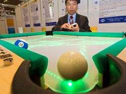 El inventor taiwanés Tang Jing-Jou presenta una mesa de billar en la que se quedan grabadas las trayectorias de las bolas. EFE  /