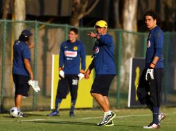 El estratega chileno del América, Carlos Reinoso, da indicaciones al portero Guillermo Ochoa. MEXSPORT  /