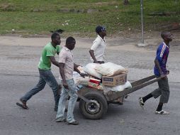 Saqueadores trasladan un botín en Abiyán. EFE  /