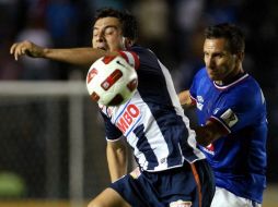 Christian Giménez en busca del esférico. MEXSPORT  /