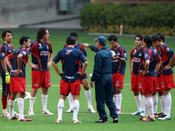 José Luis Real (c) da instrucciones a sus jugadores durante la practica de este jueves en el Omnilife. MEXSPORT  /
