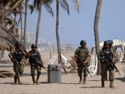 Elementos de la Marina recorren las playas de Acapulco cercanas al lugar sede de la 74 Convención Bancaria que inició este jueves. NTX  /