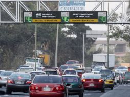 Las pantallas indican la velocidad en que circulan los automotores en los tres carriles del Periférico. A. CAMACHO  /