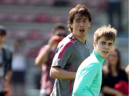 Bieber (der.) trota con el delantero catalán Bojan Krkic  /