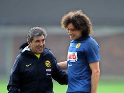 Reinoso dialoga con el arquero americanista, Memo Ochoa. MEXSPORT  /