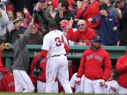 Jugadores y miembros del cuerpo técnico de los Medias Rojas de Boston festejan una carrera ante los Yanquis de Nueva York. EFE  /