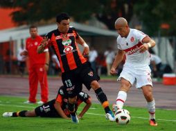 Jorge Rodríguez de Jaguares (I) y Félix de Internacional (D), durante juego de Copa Libertadores 2011 en ciudad de San Luis. MEXSPORT  /