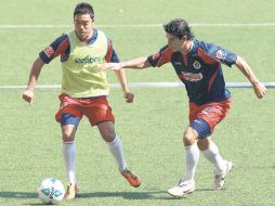 Marco Fabián protege el esférico ante la marca de Jonny Magallón. MEXSPORT  /